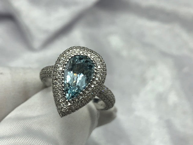Stunning Aquamarine and diamond ring. 4.6+ total carats
